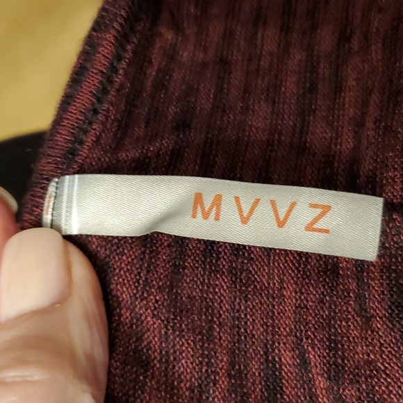 🎄5/$30🎄New Stripped V Top - Picture 4 of 7